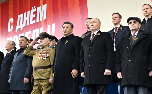 2차 세계대전 승전 80주년 기념 군사 퍼레이드를 지켜보는 푸틴 대통령과 시진핑 중국 국가 주석. 러시아는 일방적인 휴전을 선언했다/사진출처:크렘린.ru