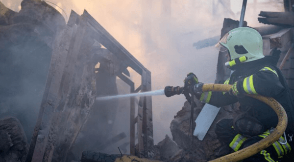 러시아의 공습으로 화재가 난 에너지 관련 시설에 대한 진화 작업에 나선 우크라 소방대원/사진출처:우크라 비상사태부