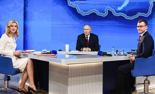 올해를 결산하는 푸틴 대통령의 '국민과의 대화' 단상 위 모습. 오른쪽이 자루빈 기자/사진출처:크렘린.ru