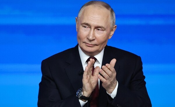 국민과의 대화 도중 박수를 치는 푸틴 대통령/사진출처:크렘린.ru