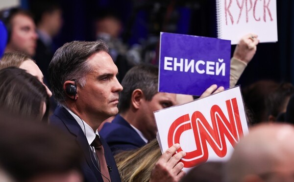 현장에서 질문권을 얻기 위해 수많은 매체들이 손 표지판을 들고 있다/사진출처:크렘린.ru