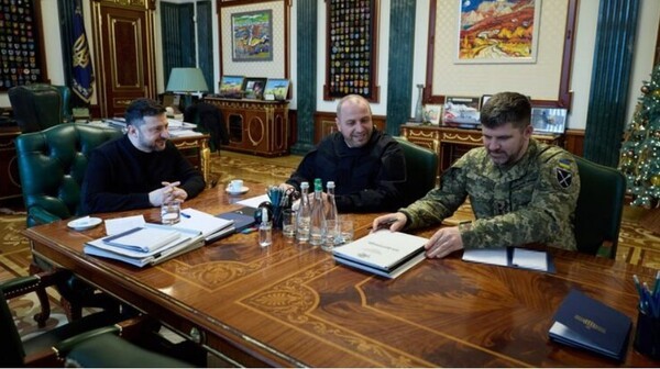 미-우크라 평화 협상 내용을 젤렌스키 대통령에게 보고하는 우크라 협상단. 오른쪽이 그나토프 군참모총장/사진출처:텔레그램
