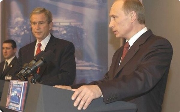 2005년 워성턴에서 기자회견을 갖고 있는 부시-푸틴 대통령/사진출처:크렘린.ru