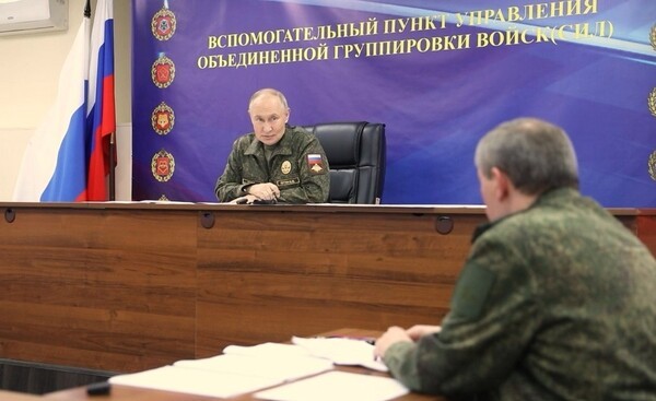 군복을 입은 푸틴 대통령에게 전과를 보고하는 게라시모프 러시아군 총참모장/사진출처:크렘린.ru