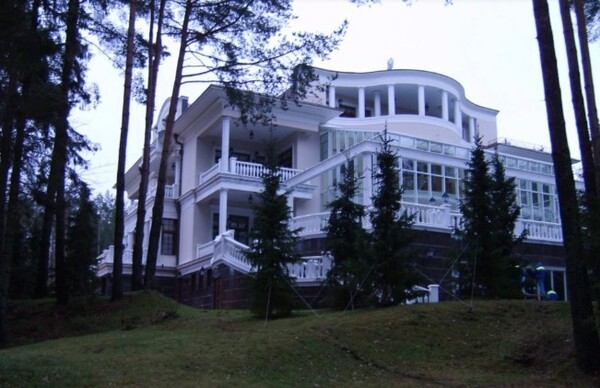 고 나발리의 반부패재단이 공개한 노브고로드의 대통령 관저/영상 캡처 the-flow.ru