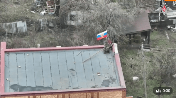 러시아군이 우크라이나 통제 마을을 점령한 뒤 삼색기를 게앙하는 모습/러시아 vk 영상 캡처&nbsp;