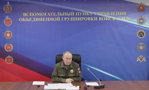 군복차림으로 특수군사작전 합동군사령부 지휘관 회의에 참석한 푸틴 대통령/사진출처:크렘린.ru