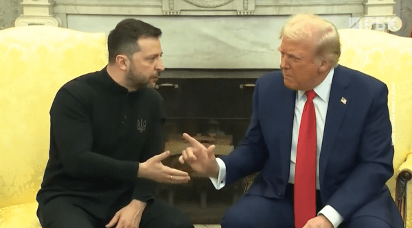 2025년 2월 백악관 트럼프-젤렌스키 대통령 설전 모습, 서로 삿대질 직전까지 갔다. 하지만 이 사건은 '백악관 면박 사건'으로 불린다/영상 캡처&nbsp;