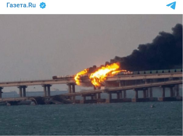 크림대교 폭파 순간. 자동차가 폭발하면서 나란히 달리던 열차에 옮겨붙으면서 다리가 파괴됐다/텔레그램 캡처