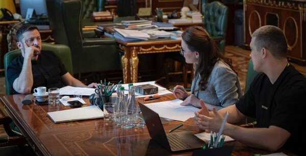 젤렌스키 대통령과 협의 중인 스비리덴코 총리(가운데)와 페도로프 제1부총리 겸 디지털부 장관, 페도로프 장관은 국방장관으로 지명됐다/사진출처:우크라 대통령실