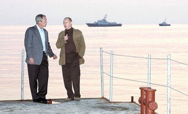 소치 관저에 딸린 흑해 선착장. 2008년 4월 부시 미국 대통령과 담소를 나누는 푸틴 대통령/사진출처:크렘린.ru