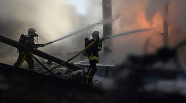 러시아의 에너지 시설 공습으로 난 화재를 진화하는 우크라이나 소방대원들/사진출처:우크라 비상사태부