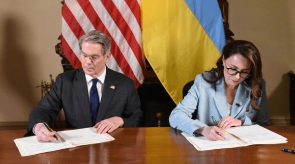 미 우크라 광물협정 체결 장면. 왼쪽은 스콧 베센트 미 재무장관, 오른쪽은 스비리덴코 우크라 부총리(현 총리)/사진출처:페북@yulia.svyrydenko