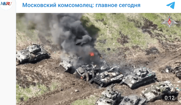 반격하는 우크라이나군 탱크(위)와 러시아군에 의해 파괴된 우크라이나군 탱크/캡처&nbsp;