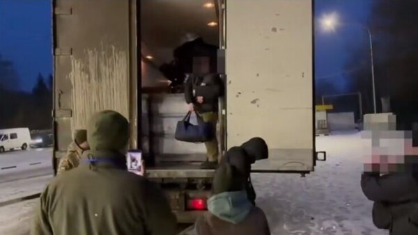 술 적재 트럭에 숨어 해외로 탈출하려던 우크라이나 남성들이 검문소에서 적발됐다/사진출처:국경경비대 영상 캡처