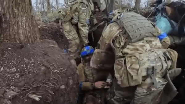 참호에서 우크라이나 부상병을 옮기는 장면/텔레그램 영상 캡처