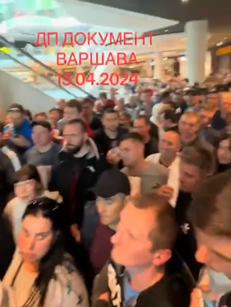 바르샤바 주재 우크라이나 영사관 앞에 여권을 갱신하기 위해 몰려든 우크라이나인들/텔레그램 영상 캡처