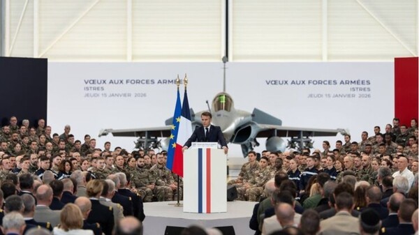 군 관계자들을 대상으로 연설하는 마크롱 프랑스 대통령/사진출처:페이스북@EmmanuelMacron