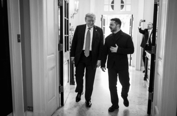 2025년 8월 워싱턴을 방문한 젤렌스키 우크라이나 대통령이 트럼프 대통령의 안내로 백악관으로 들어서고 있다/사진출처:엑스@백악관 WhiteHouse