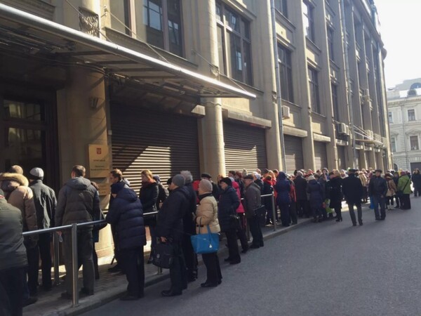 모스크바에 있는 대통령 민원실 앞에 선 긴 줄/사진출처:ecmo.ru