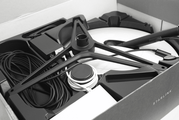 스타링크 안테나(위)와 단말기/사진출처:위키피디아