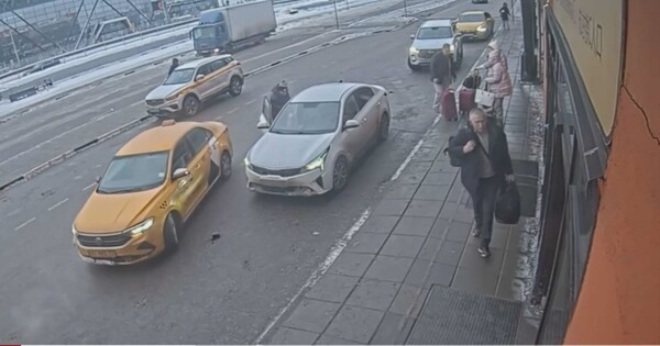 택시를 타고 공항에 도착한 코르바는