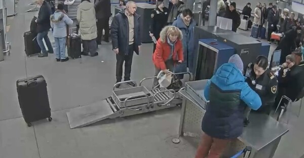 공항 검색대를 통과하고&nbsp;