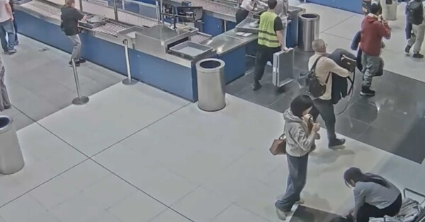 짐을 챙겨 비행기를 타러 가고 있다/가제타루 영상 캡처