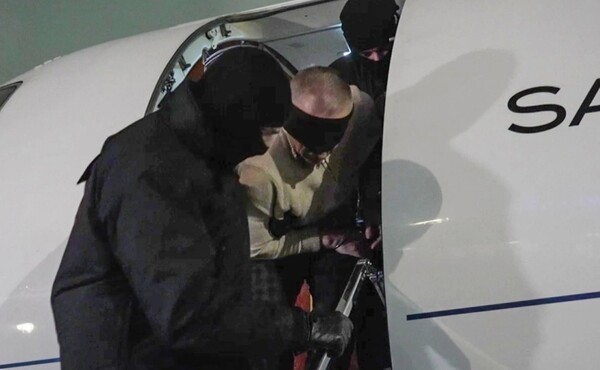 FSB에 의해 압송되는 주범 코르바. 당초 영상을 공개했다가 나중에 얼굴을 가린 모습의 사진을 언론에 제공했다/사진출처:FSB