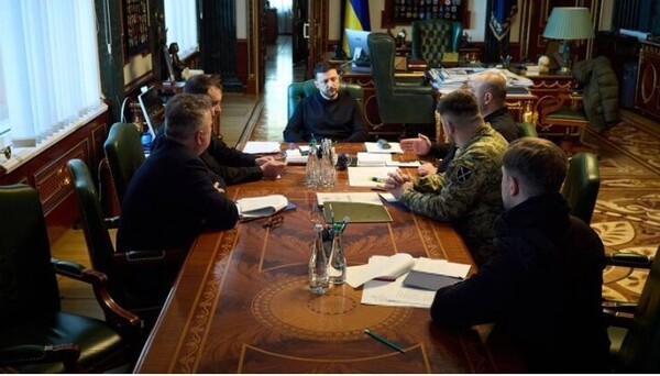 우크라 3자 협상 대표단과 회의하는 젤렌스키 대통령/사진출처:텔레그램@V_Zelenskiy_official