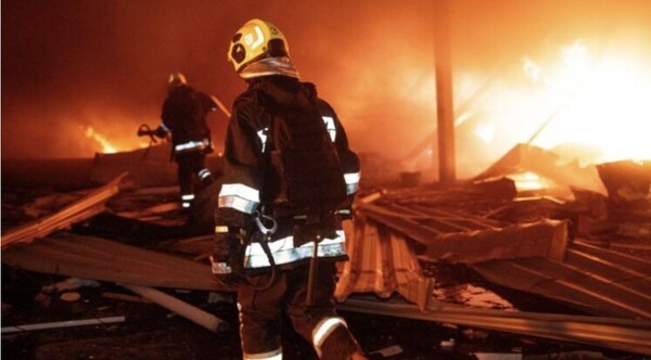 러시아군의 공습으로 발생한 화재를 진화하는 우크라 소방대원들/사진출처:우크라 비상사태부