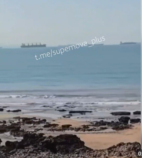 호르무즈 해협에 발이 묶인 선박들/사진출처:텔레그램 영상 캡처