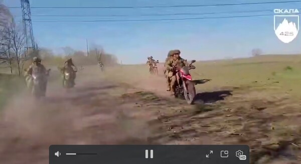 우크라이나 오토바이 부대가 진격하는 장면/텔레그램 영상 캡처