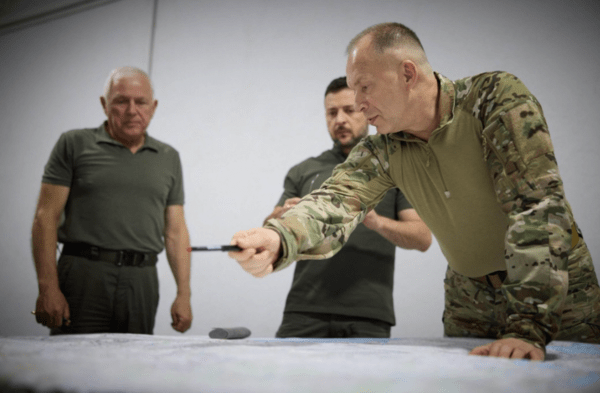 젤렌스키 대통령에게 전황을 보고하는 시르스키 우크라 총사령관/사진출처:우크라 대통령실