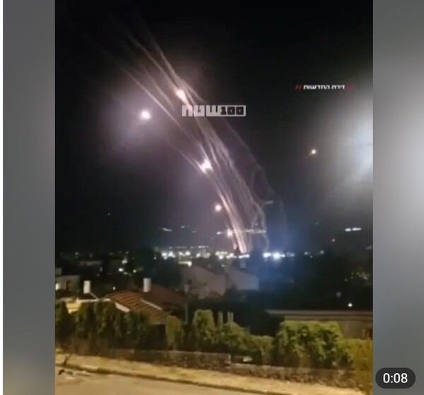 이란의 미사일 드론 공격에 이스라엘 방공망이 가동되면서 하늘에 흰 줄무늬가 무수히 생기고 있다/영상 캡처