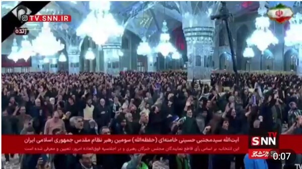 이란의 새 최고지도자로 모즈타파로 결정되자, 환호하는 이란인들/현지 매체 영상 캡처