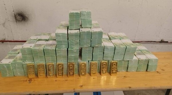 헝가리 정부가 페이스북을 통해 공개한 압수 외화 다발과 금괴/캡처