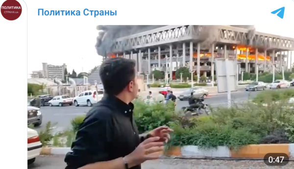 미-이스라엘군의 공습으로 이란 중앙 방송국이 불타는 모습/영상 캡처