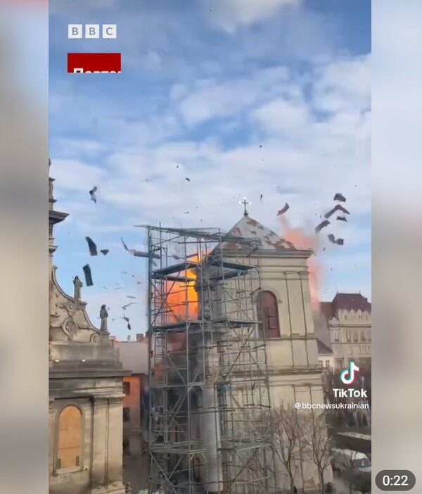 우크라 서부 르보프(르비우)가 러시아 드론 공격을 받는 순간/사진출처: BBC 영상, 틱톡