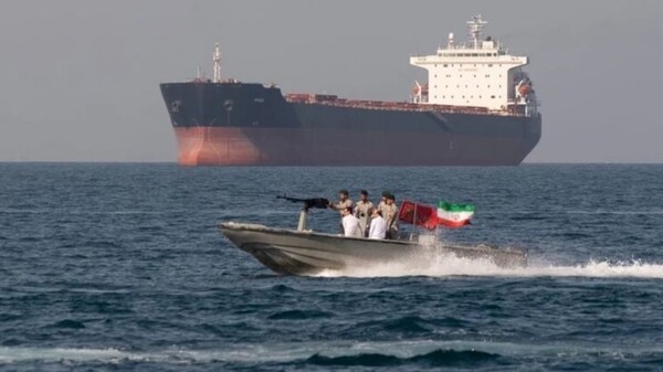 호르무즈 해협을 순찰하는 이란 경비정/사진출처:haqqin.az&nbsp;