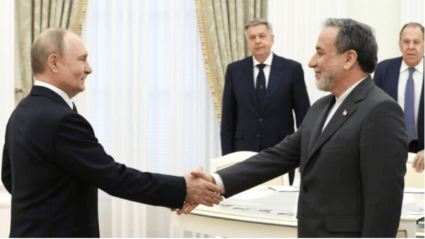 크렘린을 방문한 아라그치 이란 외무장관이 푸틴 대통령과 악수를 나누고 있다/사진출처:크렘린.ru