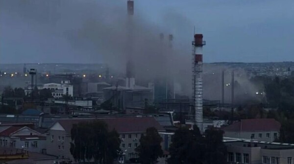 우크라이나군의 공격으로 러시아 정유소에서 연기가 솟아오르고 있다/사진출처: meduza.io