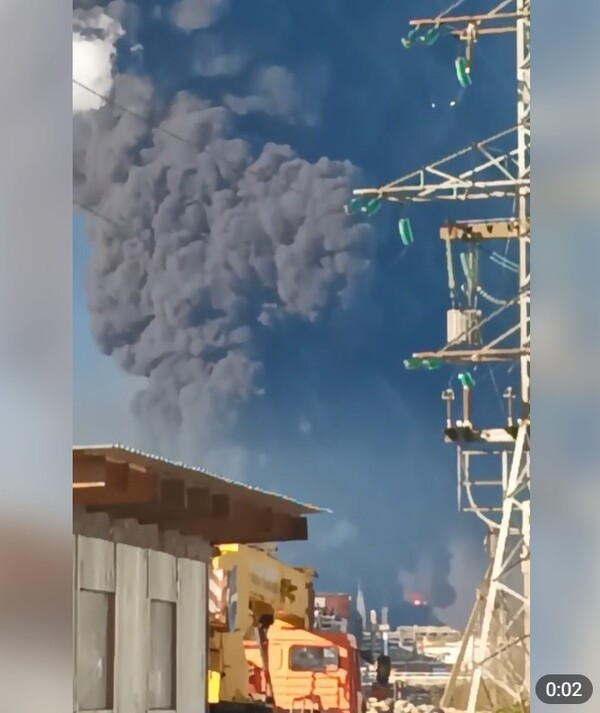 우크라이나군의 러시아 투압세 항구 공격으로 검은 연기가 치솟는 모습/텔레그램 영상 캡처&nbsp;