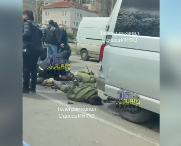 무고한 시민들을 협박해 돈을 뜯어낸 '조폭'형 징병관들이 SBU 요원들에게 붙잡혔다/텔레그램 영상 캡처&nbsp;