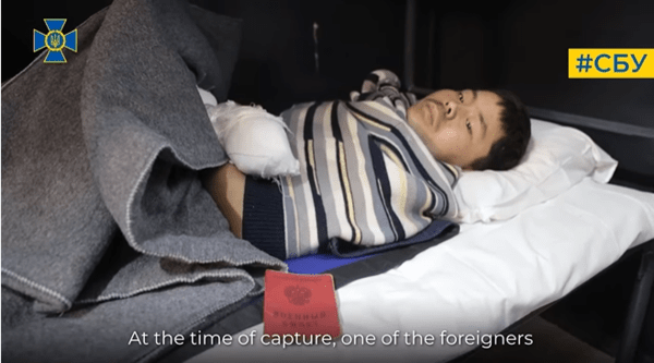 포로로 잡힌 직후 북한군 병사가 우크라이나 보안국(SBU)의 심문에 응하는 장면/텔레그램 캡처&nbsp;