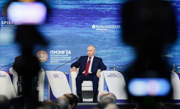 SPIEF 본회의에서 단상에 앉아 있는 푸틴 대통령/사진출처:크렘린.ru