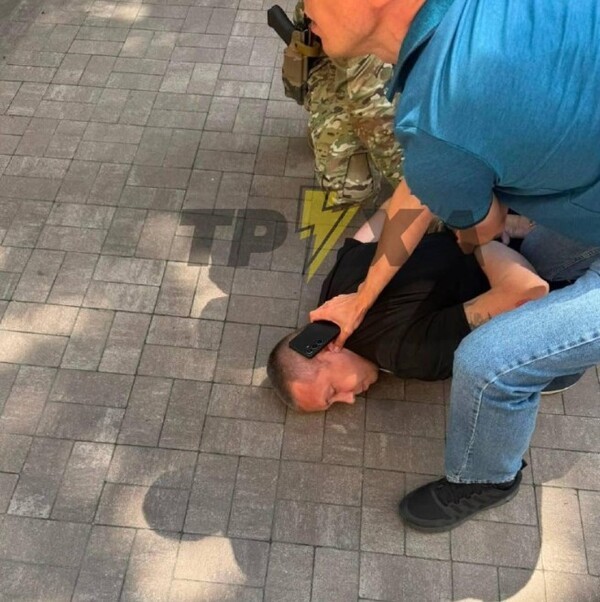 부하들에게 '아내를 모욕한' 민간인들을 손 보라고 지시한 루차노프 제155독립기계화여단 여단장이 지난 13일 체포되는 모습/사진출처:텔레그램