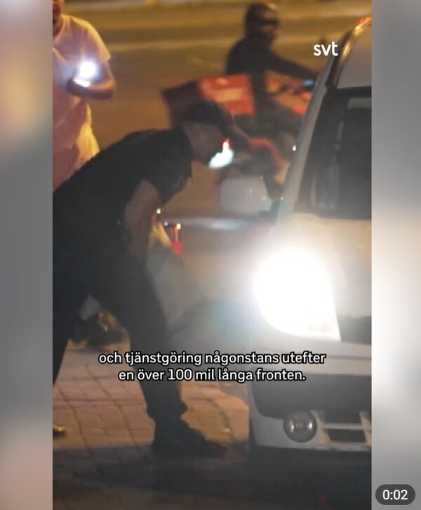 스웨덴 방송 카메라에 잡힌 우크라이나의 길거리 강제 동원. 징집관들이 한 남성을 억지로 버스 안으로 우겨넣는 모습/영상 캡처